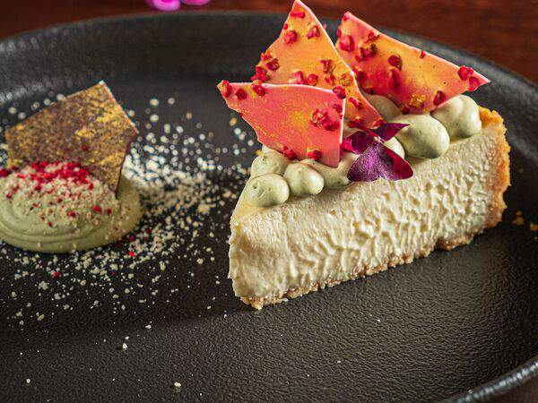 Гости рестопаб - Чизкейк с фисташковым кремом и шоколадом руби