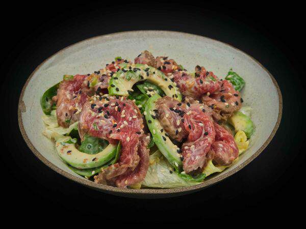 Ramenboy - Cалат из ростбифа с авокадо в ореховом соусе и трюфельным маслом