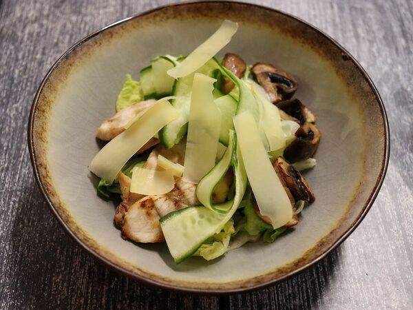 Bretzel - Салат с курицей гриль и шампиньонами