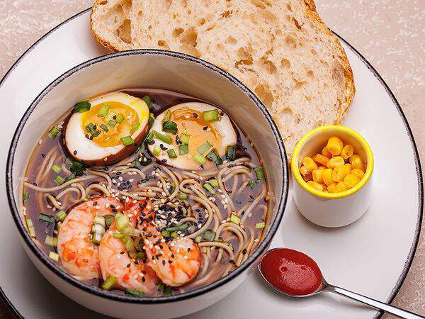 Завтрак - Куриный бульон с креветками и маринованным яйцом