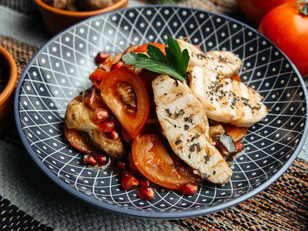 Hurma - Салат Тбилисо с курицей