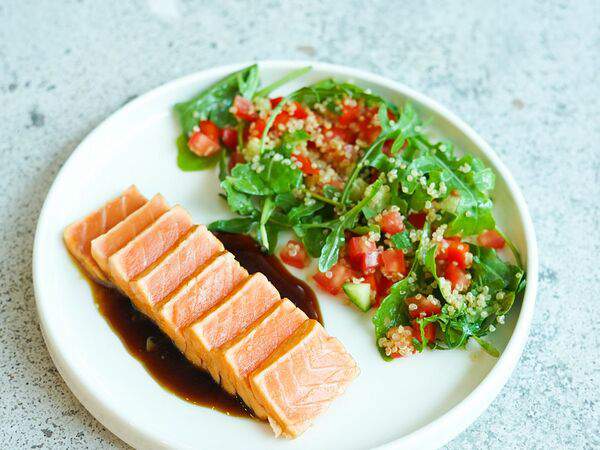 Plum - Салат с лососем татаки