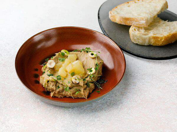 Гости - Утиный паштет с чатни из груши с мятой