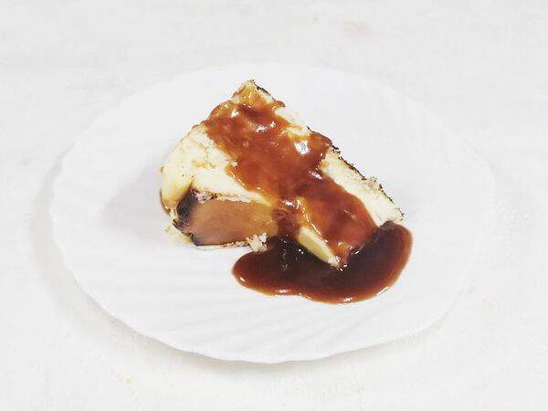 Три правила - Чизкейк Сан Себастьян с соусом из карамели