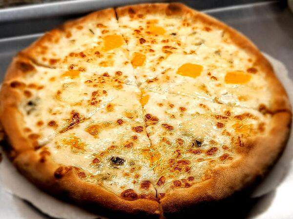 The Room Family Cafe - Пицца Четыре сыра