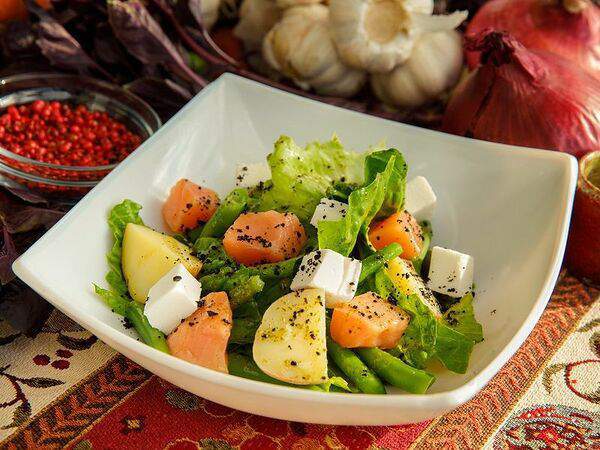 Кафе Отдых - Салат с лососем слабой соли и молодым картофелем