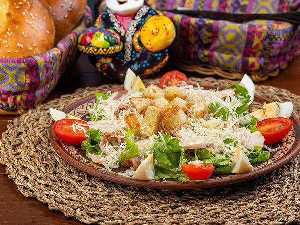 Plove - Салат Цезарь с беконом и курочкой из тандыра