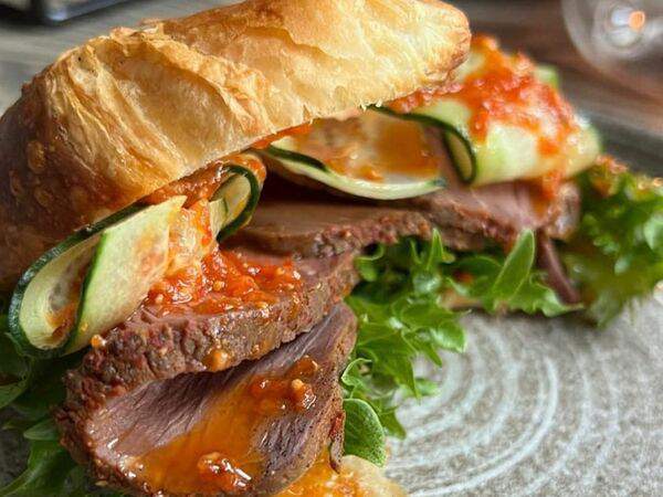 Ресторан Строгов - Круассан с пряным ростбифом и овощами