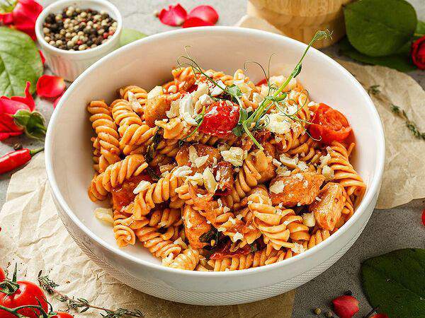 Вэлфед - Фузилли с курицей, помидорами, шпинатом и пармезаном