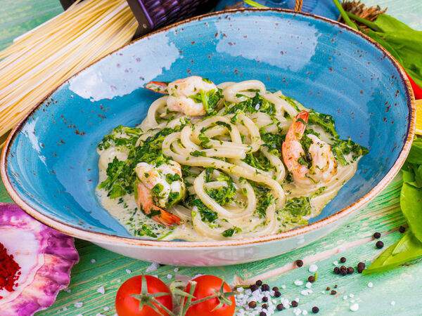 Кафе Nебо - Лапша Небо с креветками и шпинатом в сливочном соусе