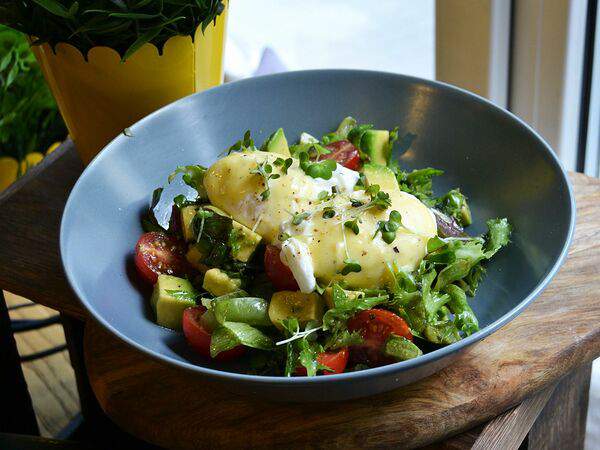 Pankoff Bakery - Салат с авокадо и яйцом пашот