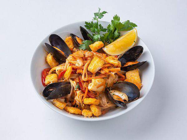 Максимилианс - №10 Рисовая лапша с мидиями и кальмарами в соусе Том-ям