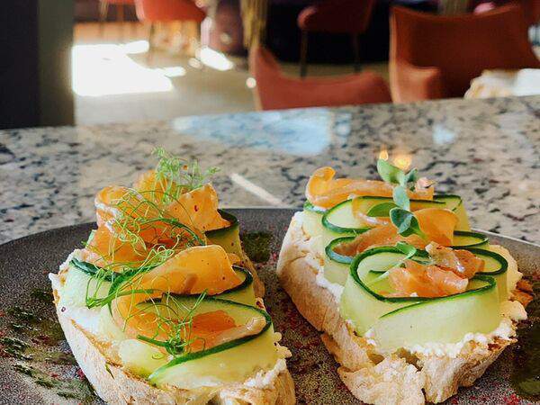 Vin Vin Concept Bar - Брускетта с лососем и огурцом