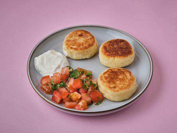 Manick Cakes - Сырники с зеленью и свежими томатами