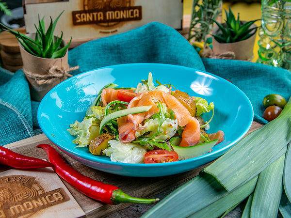 Santa Monica Stereo Cafe - Салат с сёмгой и дижонской горчицей