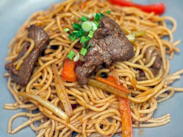 Китайский ресторан Дружба - Лапша с говядиной и сладким перцем