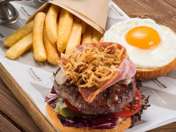 Колбасофф - Бургер Колбасофф, подаётся с картофем фри и двумя соусами кетчуп и майонез