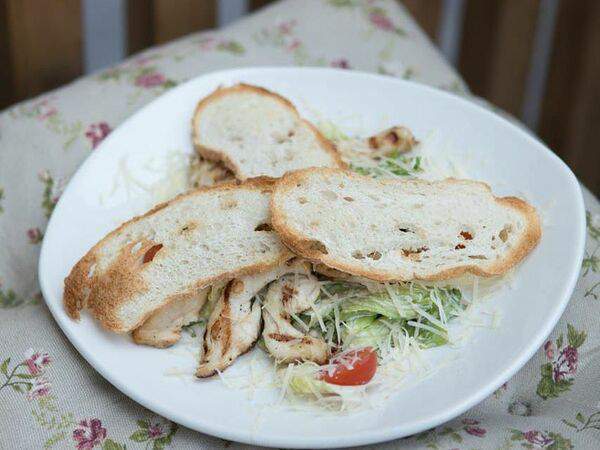 Брускетта - Цезарь с курицей