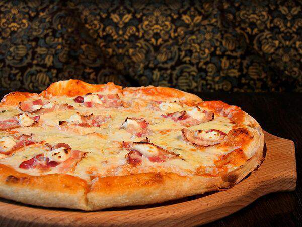 Трибуна - Пицца сырная с беконом