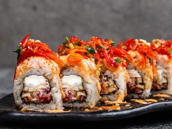 Umi asian kitchen & bar - Ролл обжаренный лосось и Чили