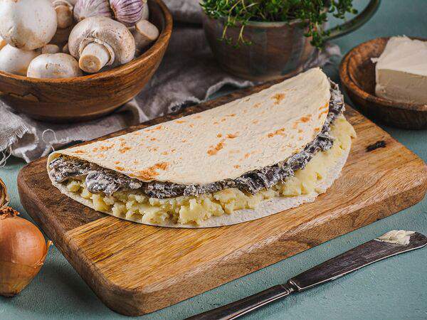 Тюбетей - Вегетарианский кыстыбургер с картофельным пюре и шампиньонами в сливочном соусе