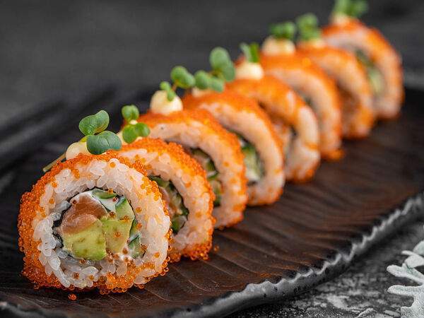 Umi asian kitchen & bar - Ролл Калифорния с лососем