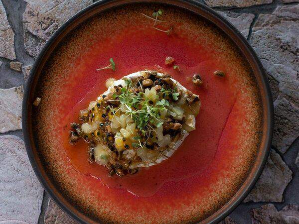 Kolbasabar - Жареный бри с конфитюром из груши и грибной сальсой