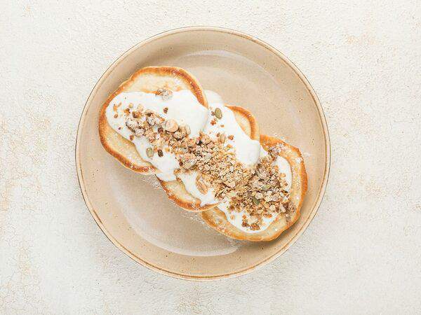 Сгущенка - Оладьи с йогуртом и гранолой