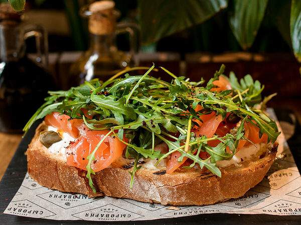 Сыроварня - Брускетта со Страчателлой и слабосоленым лососем