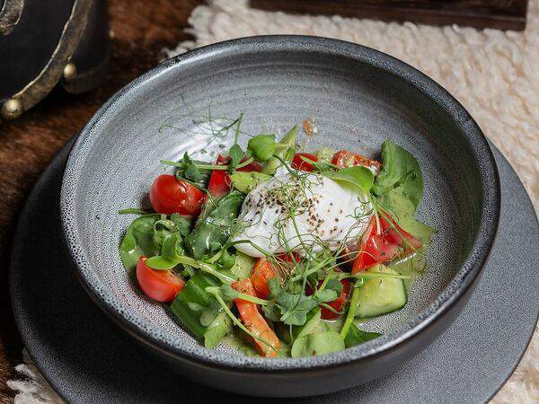 Викинги - Салат с овощами, яйцом пашот, и заправкой Укропно-Чесночное масло