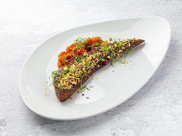 Port42 - Телячий язык, запеченный в соусе терияки, с кунжутом и фисташкой