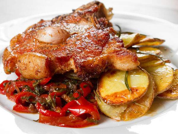 Ресторан Старый Город - Свиная корейка на кости с печеными овощами