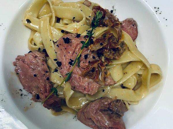 Шенген - Тальятелле с телятиной и вялеными томатами