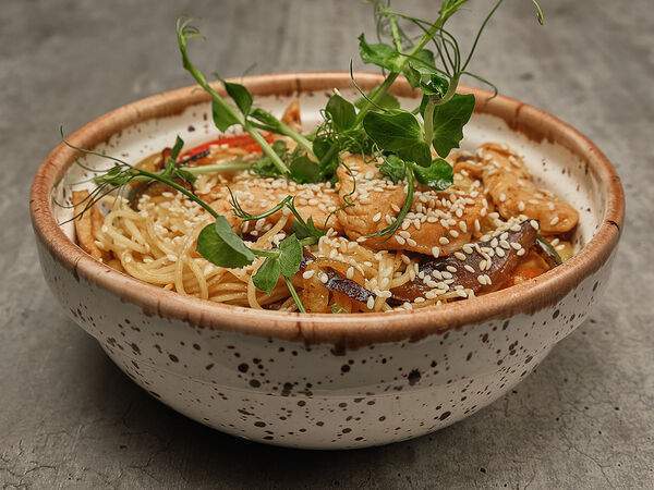 Останемся здесь - Лапша яичная с курицей и овощами