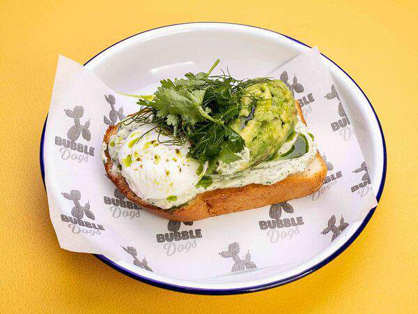 Bubble Dogs - Сэндвич с авокадо и яйцом пашот