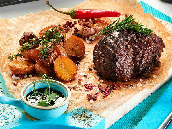 Toplivo - Стейк Шатобриан с соусом порто, картофелем и грибами