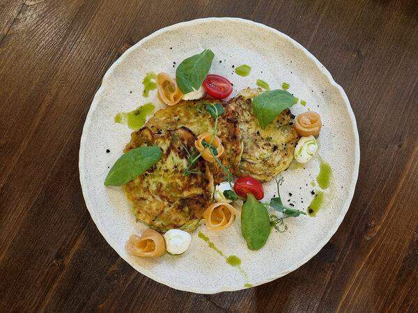 Театральный буфетъ - Оладьи из кабачков с лососем и шпинатом