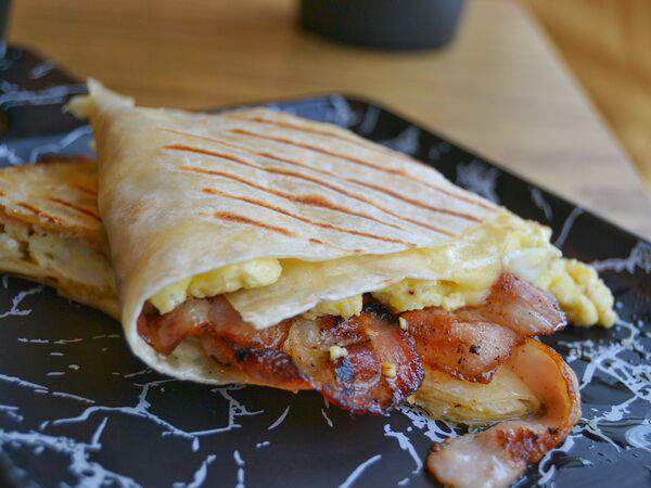 Кофейня Pankoff Bakery - Конверт со скрэмблом и беконом