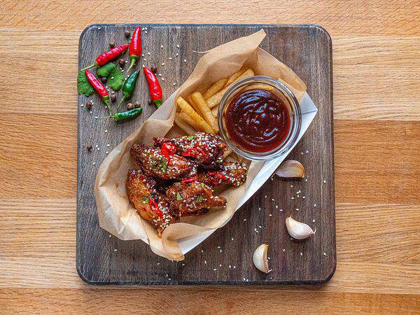 Eda 210 - Куриные крылья с картофелем фри и соусом