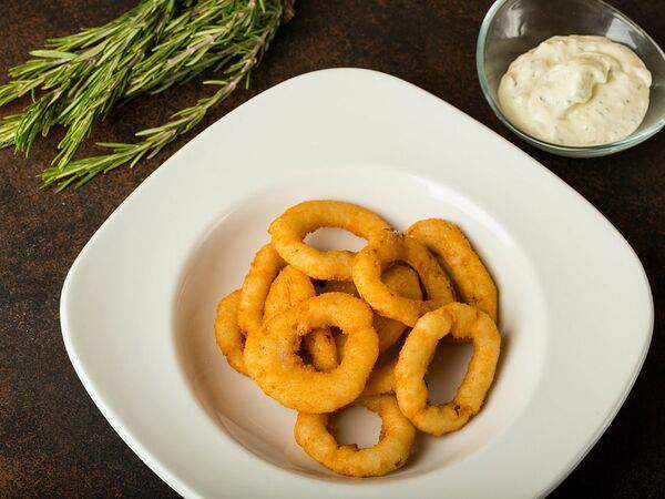 Fish & Grill - Луковые кольца в панировке с соусом Сырный