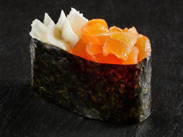 Okisushi - Гункан с лососем и сыром