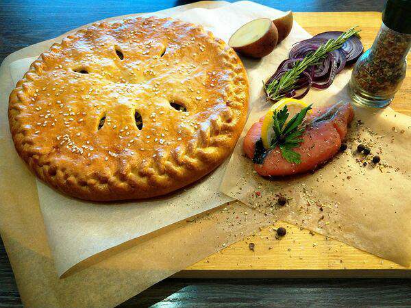 Домашняя пекарня - Пирог с красной рыбой и картофелем