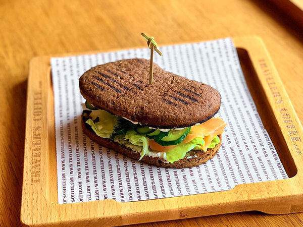 Traveler's coffee - Сэндвич с лососем на ржаной чиабатте