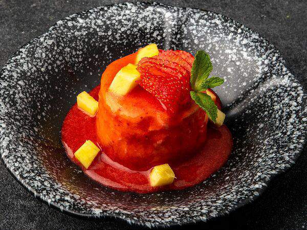 Секреты - Чизкейк с манго и клубничным соусом