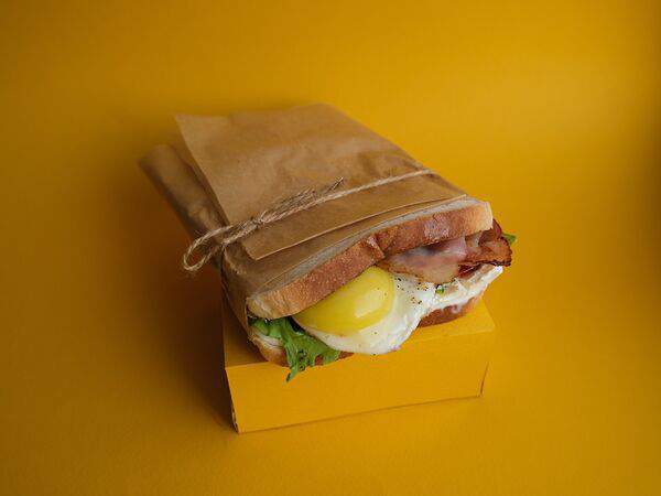 Кухня - Сандвич с жареным беконом и яйцом