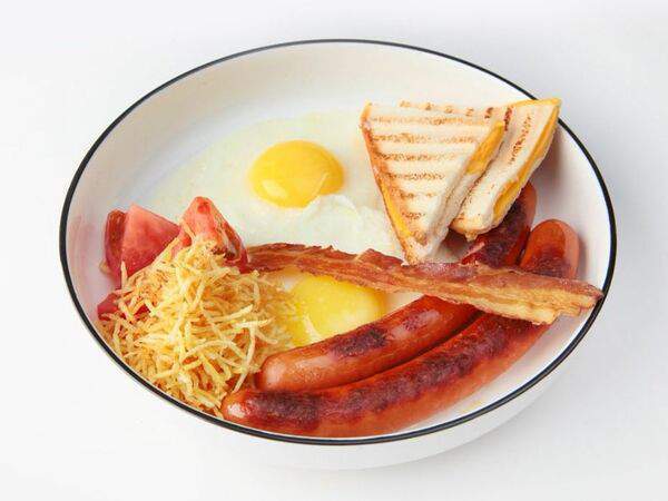 Colors Сafe - Яичница с сосисками и тостами