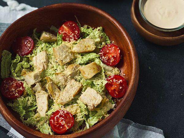 Кормим по-братски - Салат Цезарь с курицей