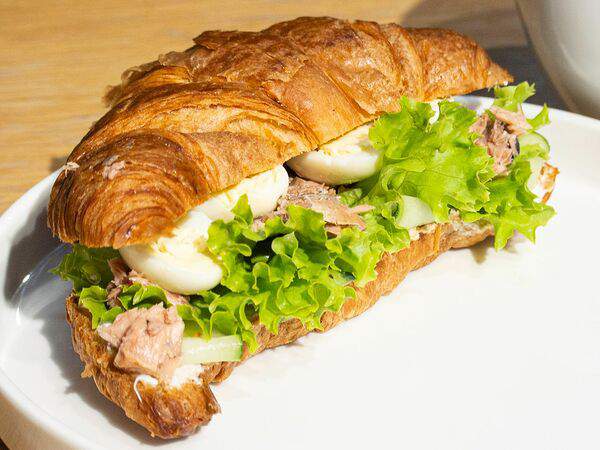 Saint Americano - Круассан с тунцом и перепелиным яйцом