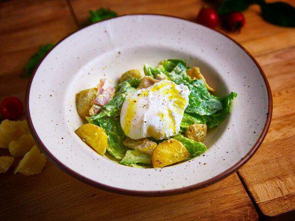 Basilico - Салат с яйцом пашот и беконом