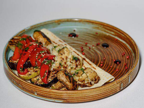 Ghetto - Овощи печёные с кунжутом под соусом Песто